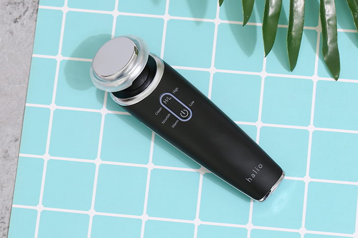 Máy đẩy tinh chất dưỡng trắng Halio ion Black có thiết kế nhỏ nhắn, trọng lượng 200g cực nhẹ cho bạn thoải mái sử dụng