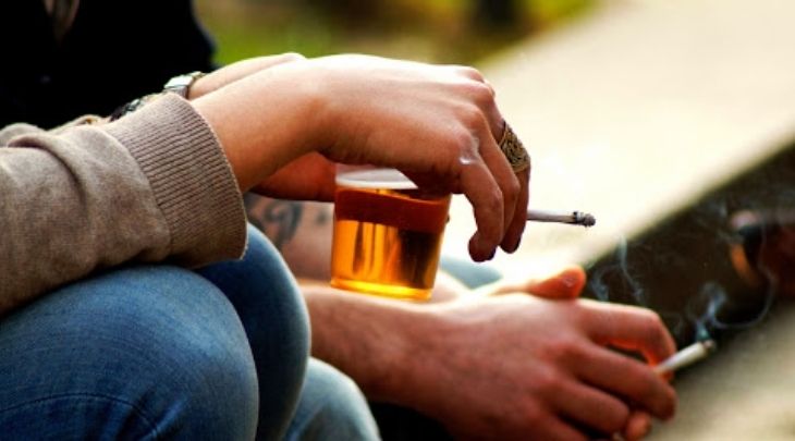 Rượu bia, thuốc lá là chất kích thích có thể làm huyết áp trở nên nghiêm trọng hơn nếu sử dụng thường xuyên