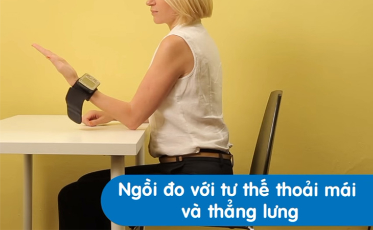 Ngồi thẳng lưng khi đo huyết áp