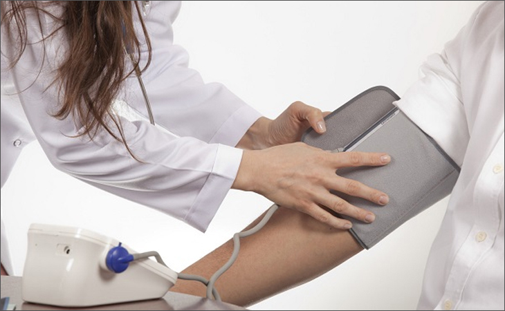 Quấn vòng bít máy đo huyết áp không đúng cách sẽ cho kết quả sai lệch từ 5 - 50mmHg