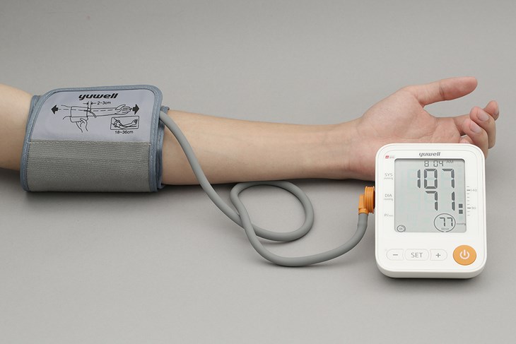 Máy đo huyết áp bắp tay điện tử Yuwell YE650A có thiết kế nhỏ gọn, hiện đại, tiện lợi khi mang đi xa