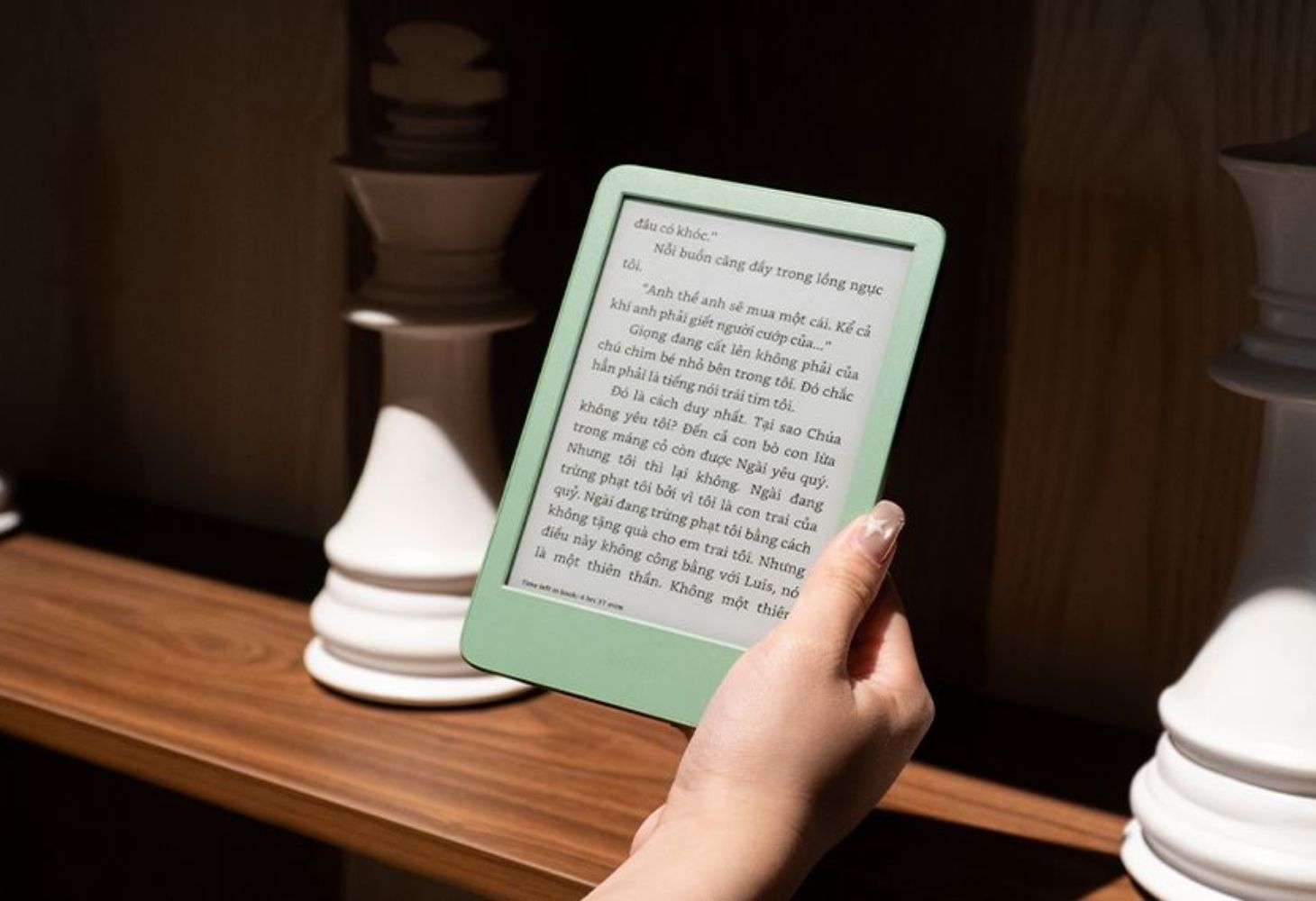 Máy đọc sách New Kindle 2024 6 inch 16 GB màu xanh trẻ trung, thiết kế gọn nhẹ, mang đến trải nghiệm đọc tiện lợi và thoải mái