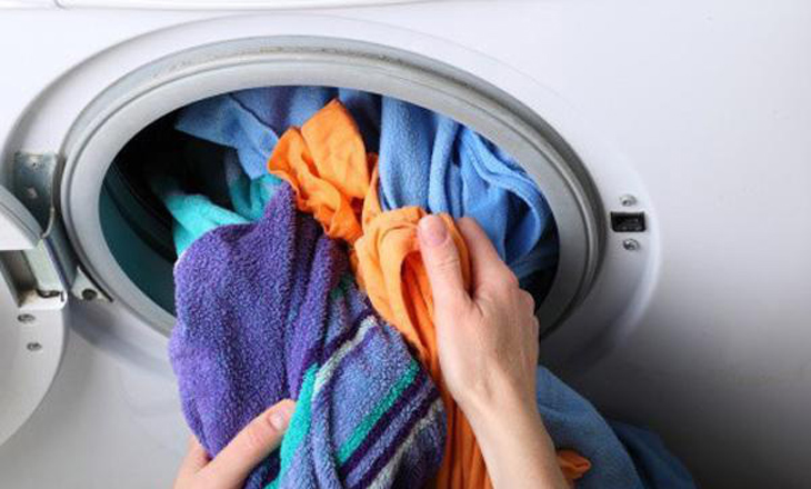 Để quá nhiều đồ hoặc quá ít đồ trong 1 lần giặt
