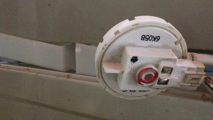 Cảm biến cân bằng hỏng nên không thể đo lường trọng lượng và cân bằng tải trọng quần áo