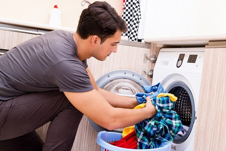Không nên cho quá nhiều quần áo vào lồng giặt, chỉ nên cho khối lượng vừa đủ và đúng quy định
