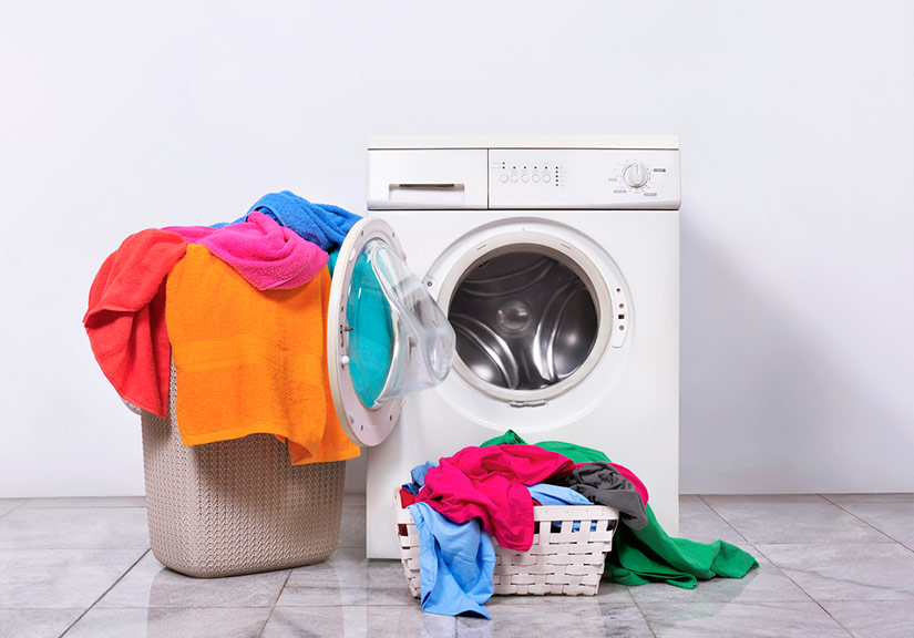 Quần áo bị xoắn rối vào nhau, nặng hơn có thể bị nhăn và rách.