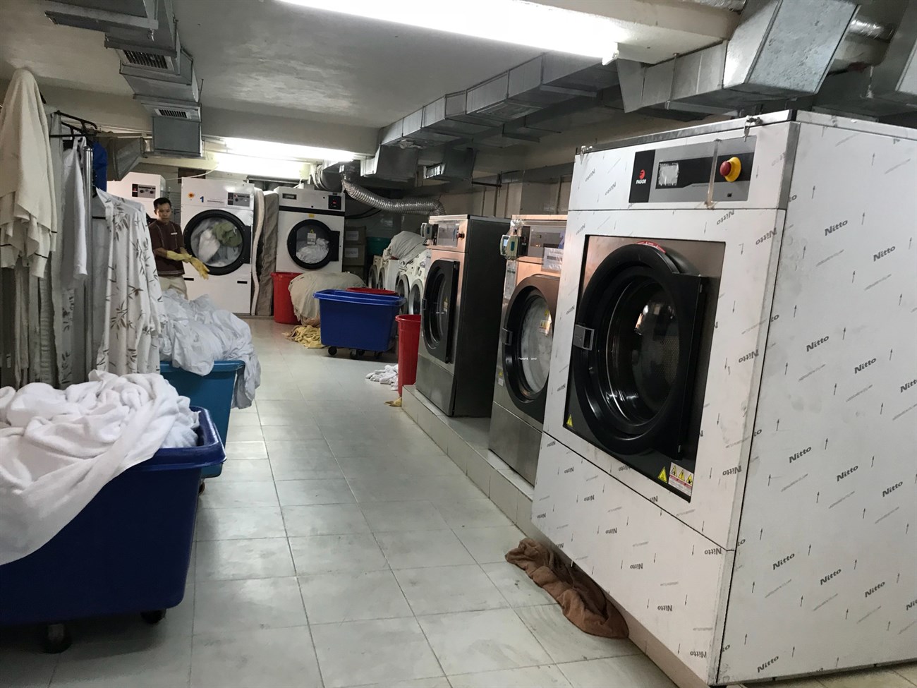 Kết cấu máy giặt công nghiệp chắc chắn, khung chịu lực tốt