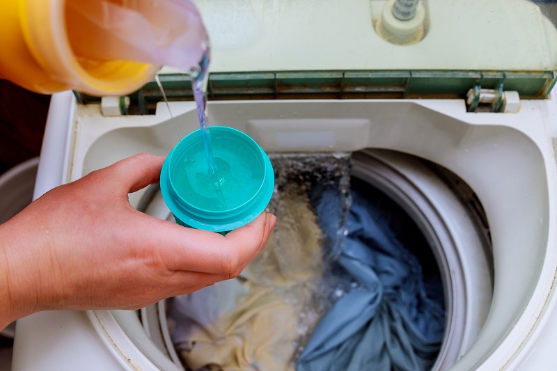 Cho bột giặt vừa đủ với quần áo