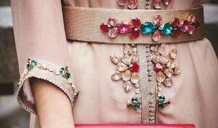 Va chạm với phụ kiện trên quần áo