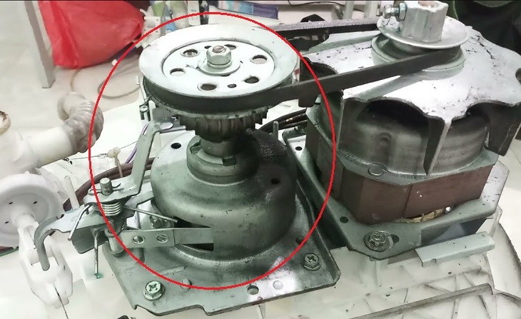 Hộp số bị hỏng khiến cho máy giặt không thể nào quay dù vẫn xả nước
