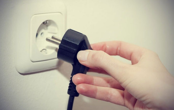 Kiểm tra nguồn điện và hạn chế sử dụng các thiết bị có công suất lớn cùng một lúc để tránh bị quá tải