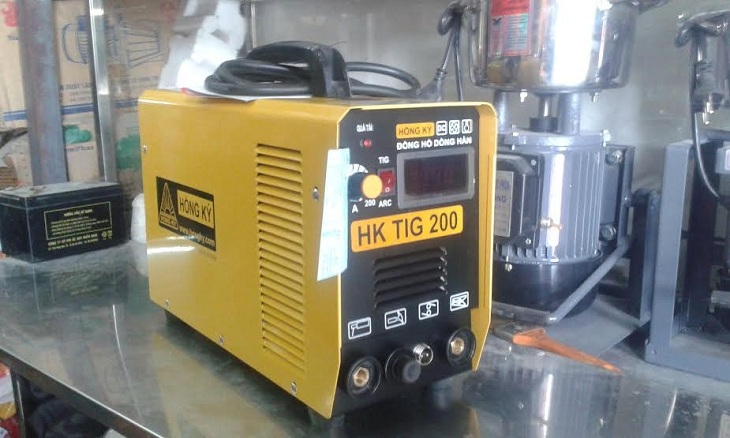 Máy hàn TIG áp dụng công nghệ hàn bằng điện cực Wolfram trong môi trường khí Argon, Heli