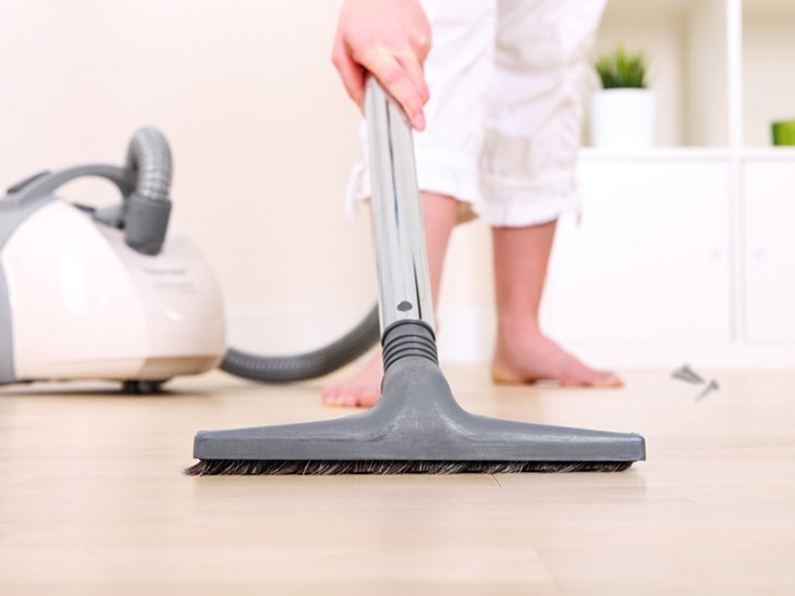 Chổi quét bụi gặp sự cố, bị kẹt bởi rác thải cũng là lý do khiến máy hút bụi không thể hút bụi bẩn, rác thải