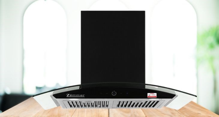 Máy hút mùi kính cong Zemmer HSMT700ECO thuộc dạng kính cong với màu đen sang trọng cùng thiết kế áp tường dễ dàng lắp đặt