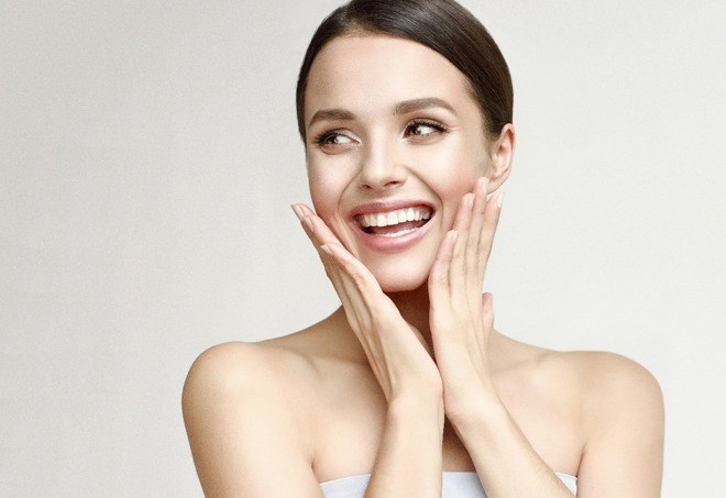 Sử dụng máy hút mụn kết hợp massage đều trên da giúp tuần hoàn máu tốt hơn, hồng hào, tươi sáng hơn