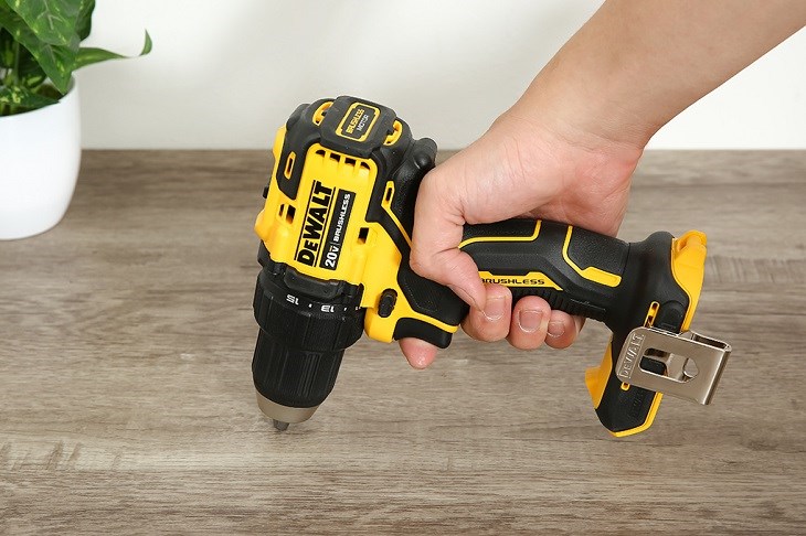 Máy khoan vặn vít pin Dewalt DCD708N-KR 20V sử dụng pin để hoạt động với tốc độ không tải 1650 vòng/phút