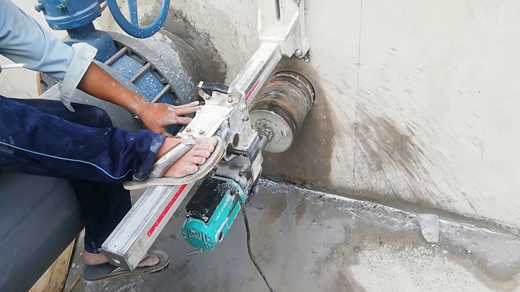 Máy khoan rút lõi bê tông sử dụng để lắp đặt hệ thống thoát nước cho hồ bơi, tạo lỗ cho hệ thống dẫn dầu,...