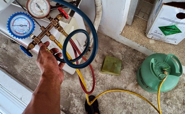 Sửa lại đường ống sao cho thẳng hoặc thay thế đường ống đồng mới