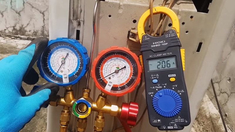 Dùng máy hút chân không để kiểm tra xem có bị rò rỉ gas không