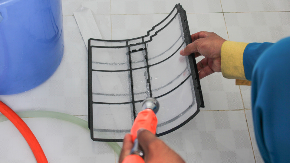 Nên vệ sinh lưới lọc định kỳ