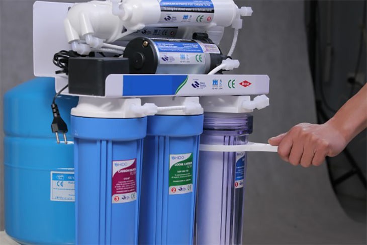 tiến hành tháo các van của các lõi lọc
