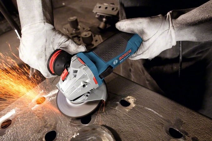 Thiết kế với kiểu dáng dễ cầm nắm, chu vi thân và đầu máy nhỏ tiếp cận được nhiều vị trí khó