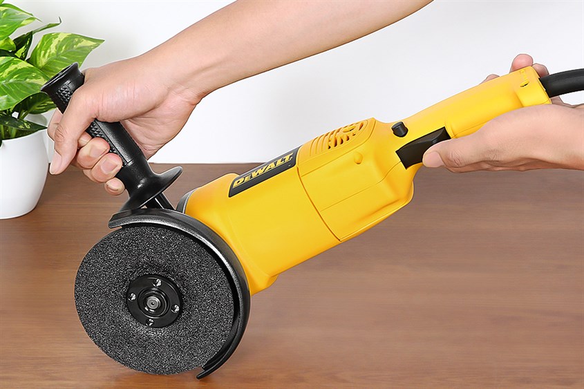 Máy mài góc Dewalt DW830-B1 1400W có giá 1.923.000 đồng (cập nhật tháng 4/2023)