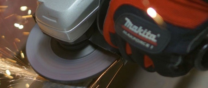 Máy mài góc Makita 9556HP 840W sử dụng nguồn điện để kích hoạt máy vận hành