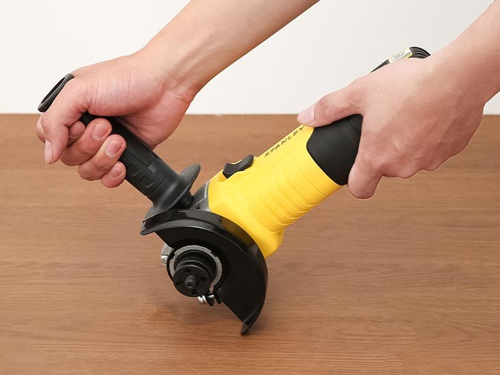 Máy mài góc Stanley STGS9100-B1 900W trang bị tay cầm được bọc lớp cao su có độ ma sát cao, chống trơn trượt