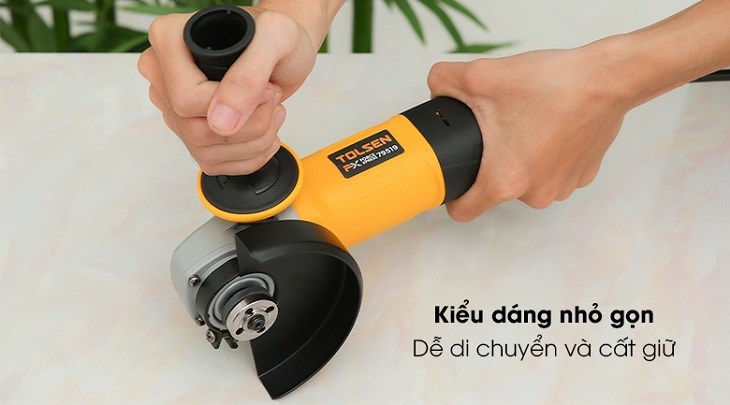 Máy mài góc Tolsen 79519 850W được trang bị nhiều phụ kiện tiện lợi đi kèm như: dụng cụ tháo, lắp đá mài và 2 chổi than
