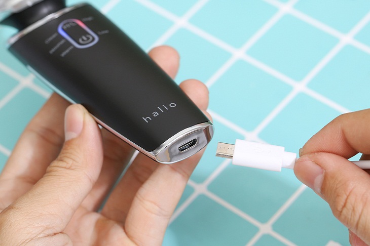 Máy dùng cổng sạc Micro USB và pin Lithum cho thời lương pin khủng