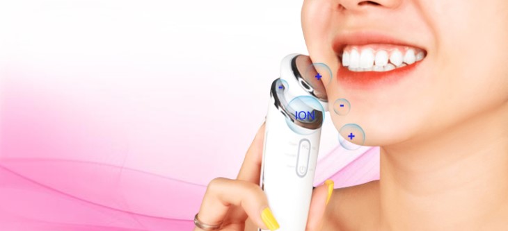Máy massage mặt làm sạch và đẩy tinh chất Halio Ion Cleansing & Moisturizing White có tác dụng lớn trong việc trị thâm, giúp da đồng đều và hồng hào hơn