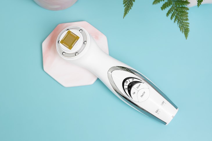 Máy massage mặt nâng cơ và tái tạo da chuyên sâu Lifetrons RF-700 thực hiện massage nhẹ nhàng trên da, giúp bạn được thư giãn hiệu quả