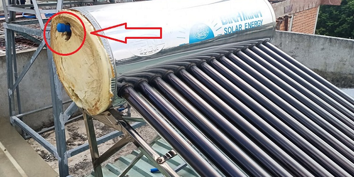 Máy nước nóng năng lượng mặt trời bị rò rỉ