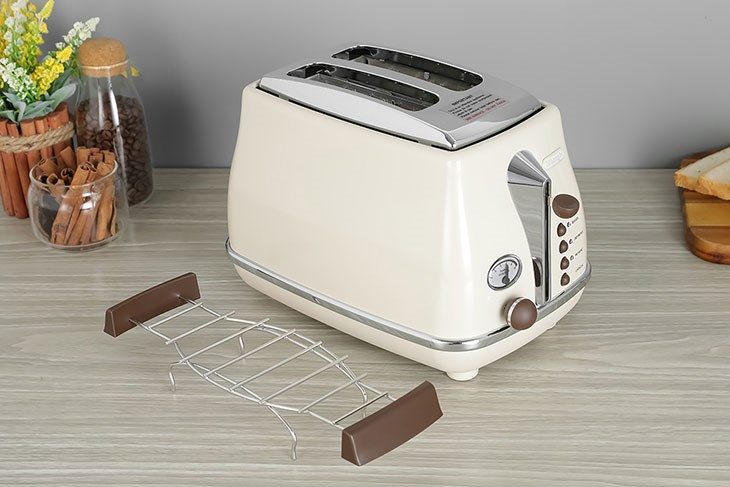 Máy nướng bánh mì Delonghi CTOV2103.BG có thiết kế cổ điển với màu sắc nhẹ nhàng, dễ dàng tuỳ chỉnh mức nhiệt bằng cần gạt, nút vặn và nút nhấn