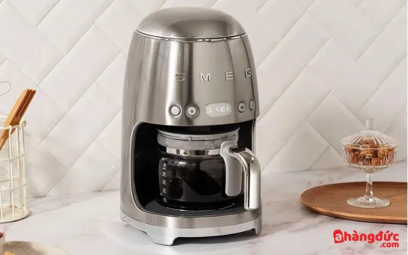 Máy pha cà phê phin Smeg DCF02SSEU màu thép không gỉ Máy pha cà phê phin Smeg DCF02SSEU có thiết kế cổ điển pha chút hiện đại