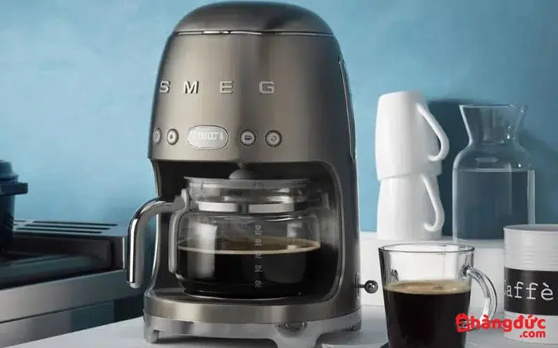 Chức năng giữ ấm của máy pha cà phê phin Smeg DCF02SSEU giúp cà phê sau khi pha luôn được giữ nhiệt độ lý tưởng