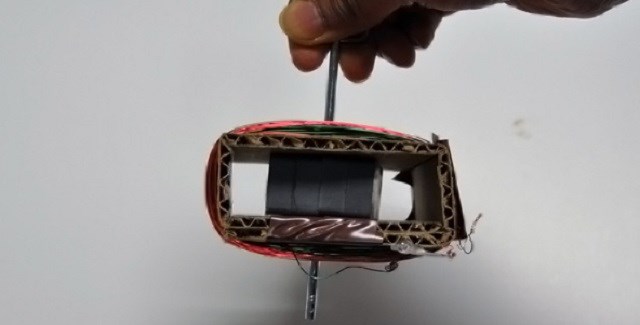 Cố định nam châm chắc chắn vào lỗ khoan