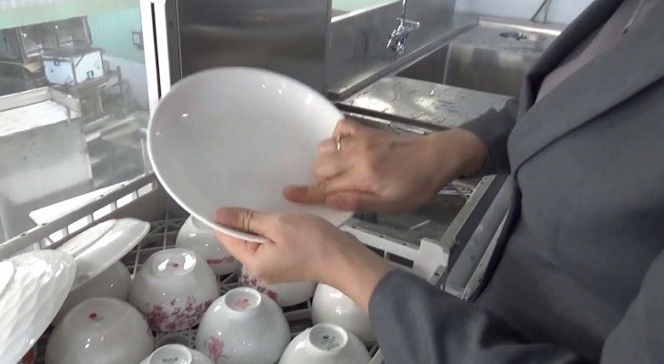 Máy rửa bát công nghiệp có tính năng rửa nước nóng khử khuẩn hiệu quả cao cho chén bát