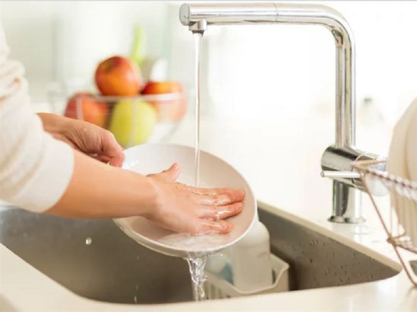 Tráng sơ qua chén dĩa trước khi cho vào máy rửa bát công nghiệp