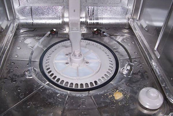 Máy rửa chén bị đọng nước có thể làm hư hỏng các linh kiện bên trong máy, vi khuẩn, nấm mốc dễ phát triển gây hại cho sức khỏe