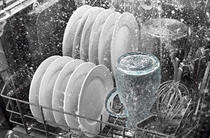 Máy rửa chén dùng nước nóng để rửa nồi, chảo