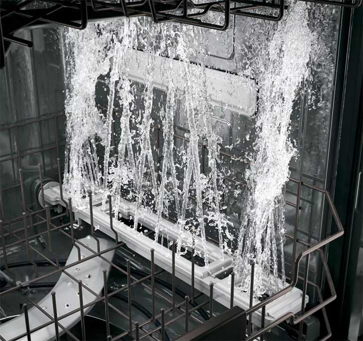 Máy rửa chén sử dụng vòi phun với áp suất lớn để vệ sinh nồi chảo