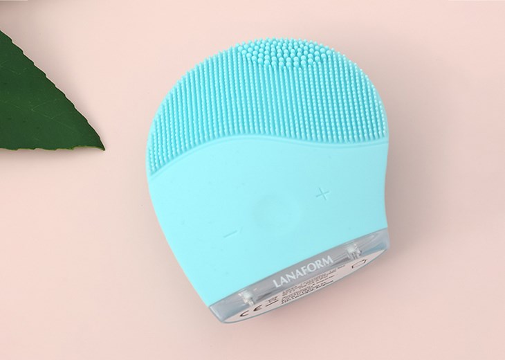 Máy rửa mặt và massage Lanaform Lucea LA13130806 khoác trên mình gam màu xanh dương trẻ trung, thu hút người dùng