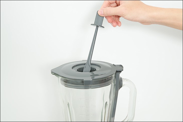 Sản phẩm được trang bị thêm đũa khuấy tiện lợi, hỗ trợ hạn chế tắc nghẽn khi xay