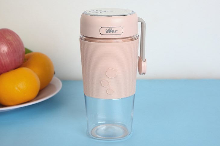 Máy xay sinh tố mini Bear LLJ-B03C1 sở hữu cối được làm từ nhựa ABS an toàn cho sức khỏe
