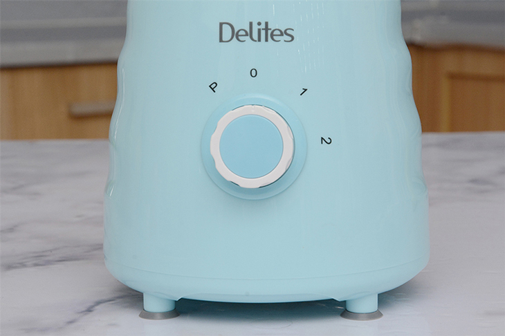 Máy xay sinh tố Delites được trang bị chân đế chống trượt giúp máy đứng chắc chắn, không bị rung lắc trong khi xay
