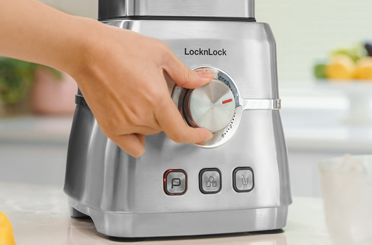 Sử dụng máy xay sinh tố Lock&Lock giúp bạn tiết kiệm thời gian và công sức nhờ bảng điều khiển dễ sử dụng