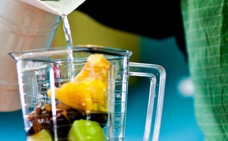 Nên cho thêm sữa, nước hoặc dung dịch để tăng hiệu quả xay và kéo dài tuổi thọ máy