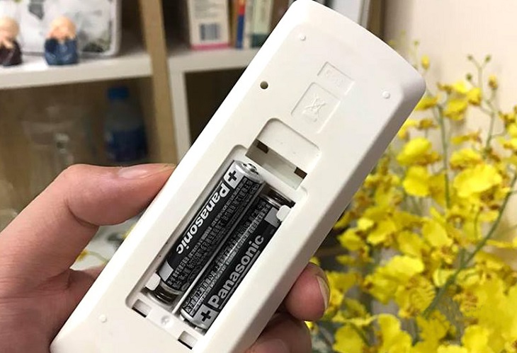 Tháo pin ra khỏi remote trước khi ngừng sử dụng để pin không bị chảy nước và làm hỏng các mạch bên trong remote